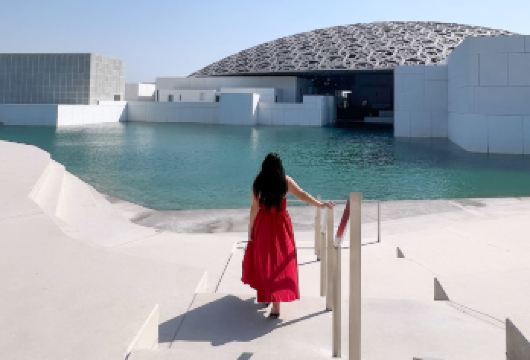 从迪拜出发：阿布扎比城市观光与卢浮宫博物馆之旅【探索谢赫扎耶德大清真寺，全球规模*宏大、*壮观的清真寺之一 探索阿布扎比卢浮宫，阿拉伯世界首座综合性博物馆 探索传统村落与椰枣市场，为您的旅程画上完美句点】