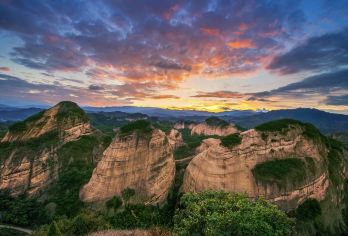 桂林丹霞八角寨一日游 含门票+观光车+半山滑道冬季看雾凇【桂林小众户外登山目的地 看喀斯特丹霞地貌】