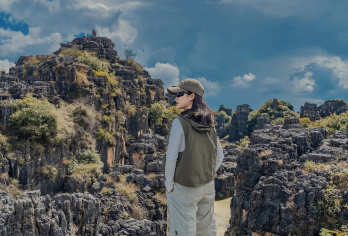 昆明石林风景区一日游【二环接+15人精品团+赠送过桥米线】【[匠心品质]无任何隐形消费，含往返车费+导游讲解+特色午餐+石林门票+电瓶车(含电瓶车套餐)~】