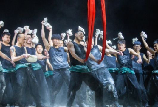 又见平遥演出【讲述了一个关于血脉传承、生生不息的故事:清朝末期，平遥古城票号东家赵易硕抵尽家产】