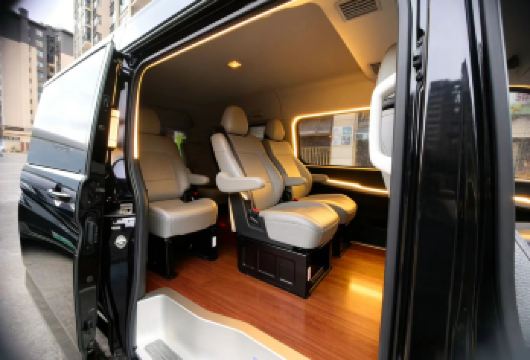 拼团｜1-4人私家团漓江游船+兴坪20元+千里江山+相公山【新车+全职司机向导 = 双倍安全与便利。 告别外包拼车，我们以自营的全新车队和全职司机（兼向导）】