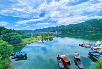 六万情峡+佛子岭水库一日游【峡谷湖光漫游·2-8人小团】【穿梭六万情峡感受古韵风华，泛舟佛子岭水库饱览碧波浩渺。2-8人小团，解锁皖西山水浪漫之旅。】