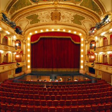 克罗地亚国家戏院+普利特维采湖群国家公园包车一日