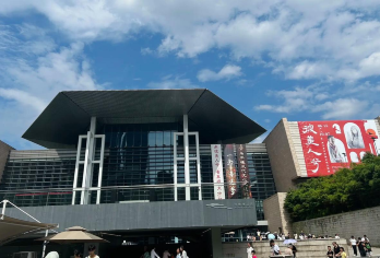 湖南博物院 橄榄游●资深导游精讲小团 含耳麦讲解【[橄榄游讲师团]他们博古通今，幽默睿智，善于挖掘文物背后的故事，用有趣的方式还原历史真相！】