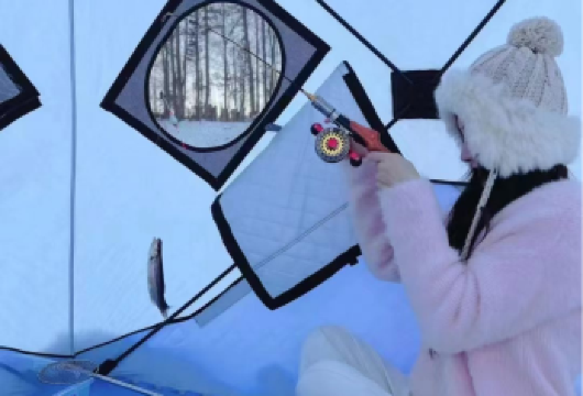 长白山冰川冬钓·渔乐时光【暖帐垂钓|渔获之喜|现钓现烤】【包含万达度假区内往返、湖畔暖帐、渔具及取暖设备的使用。钓获的鲜鱼可现场处理，品尝冰湖焰炙的原始风味。】