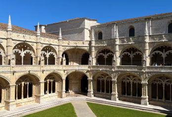 葡萄牙里斯本热罗尼莫斯修道院+贝伦塔+辛特拉王宫本一日游【专业司机应对复杂路况与停车难题，行程灵活自由，让您专注于游览与拍照。】