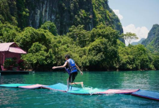 峰牙洞 – 顺化/广平出发的斋河和黑暗洞穴团体游 【欣赏碧谷洞、古仙洞和宫定洞闪闪发光的钟乳石和神秘的地下河。 挑战一下自己，体验高空滑索和桥梁跳跃——这是寻求刺激的游客*喜欢的亮点。 天然泥浴和地下湖游泳——一次独特的体验。】