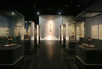 恭王府+国博一日活动【精讲服务含耳麦】【[研学新法]参观与讲解相结合，探索与知识相结合，互动学习，丰富有趣，寓教于乐，为亲子带来更优质的活动】