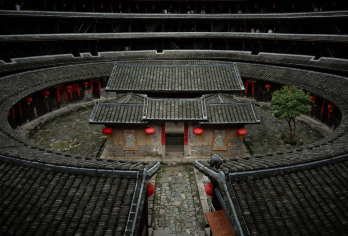 【世遗经典线路双景区】福建土楼云水谣+永定土楼王一日游【[打卡大鱼海棠]云水谣景区和贵楼：椿的家，怀远楼：湫的家，永定景区承启楼：椿的家内景取景地。】