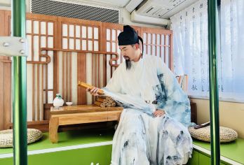 西安城市观光车【李白NPC互动表演/沉浸式体验/双层观光】【NPC互动长安寻梦 李白·诗游：车辆升级I沉浸式唐文化空间；服务升级I行进式的观演模式；】