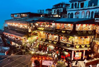 夜遊九份+黄金瀑布+黄金博物馆+报时山阴阳海（从台北出发）【漫步九份老街，夜幕下沉浸怀旧氛围，品尝在地小吃】