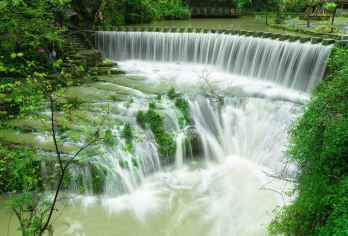 湖南凤凰古城一日游｜凤凰古城+奇梁洞+飞水谷【VIP私人定制行程、专属中文司机、舒适出行、景点随心调，更多行程定制需求，欢迎咨询！】
