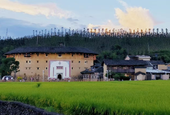 【泉州出发】南靖云水谣景区+永定高北土楼双景区一日游私家团【[专属服务]1单1车，一台车一整天只为您服务 ，不拼团告别拥挤，上门接送更省心，天天发团灵活选】