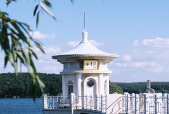 吉林长春净月潭森林公园+长乐宫+玉潭镇1日包车游【可接外宾】【畅游亚洲城市森林净月潭，绿肺生态漫步，古镇道观文化寻幽】