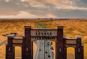 阿拉善左旗腾格里沙漠五湖穿越一日游【市区上门接送/懒人出行】【[五湖穿越]深入腾格里沙漠腹地，沙漠绿洲，自然景观，天鹅湖/龙眼翡翠湖/乌兰湖/骆驼湖/吉他湖】