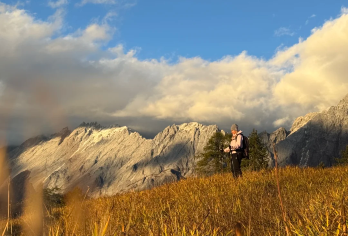 老药山徒步一日游【既有平坦的草地， 也有略显陡峭的山路，这是一条极休闲的线路】