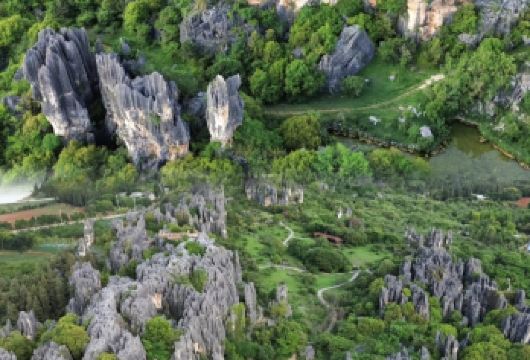 【朋友圈收割机：来昆明替你们试过了，石头真的会说话！】【专车穿越“地质教科书”：一日串联石林的雄奇、长湖的秀美与村寨的质朴，省去周转疲惫，沉浸感十足。】