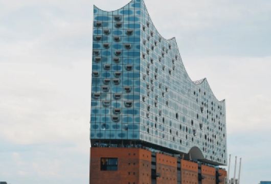 德国汉堡市区-少女堤-圣米迦勒教堂等网红景点打卡-包车-精选【专属客服和本地中文司机，一家一团包车】