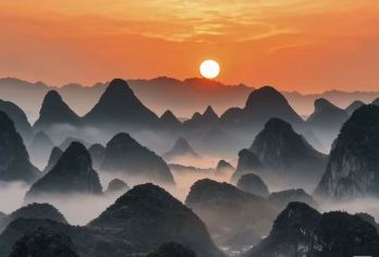 阳朔：日落酒店接送至祥宫山-千漓江山脉景点【饱览壮丽的喀斯特山脉和蜿蜒河流，领略千里山河的精髓。 傍晚时分抵达相公山，欣赏夕阳西下时分的金色光芒，夕阳将大地染成温暖迷人的光辉。 从您在阳朔的住宿地点直接前往景点，享受便捷无忧的交通服务，确保您拥有顺畅舒适的体验。】