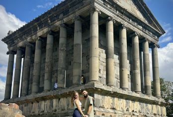 加尼、格加尔德、塞凡湖和迪利然修道院私人旅游【探索亚美尼亚**幸存的希腊罗马古迹——加尼异教神庙，并参观被联合国教科文组织列入世界遗产名录的格加尔德修道院，该修道院是在岩石中开凿出来的。 继续前往亚美尼亚高海拔的“蓝色明珠”塞凡湖，途中在塞凡纳万克修道院停留，欣赏全景。 在迪利然，您可以探索隐藏在森林中的戈沙万克修道院和哈加尔钦修道院，它们是中世纪亚美尼亚建筑的杰作。】