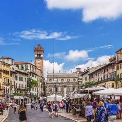 贝加莫出发：维罗纳竞技场-加尔达湖-西尔苗内一日游