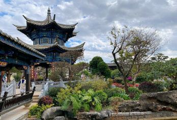 昆明出发，一日私人游览：沉浸于建水文化遗产之中【享受完全个性化的体验，由知识渊博的当地导游根据您的兴趣和节奏量身定制行程。 参观标志性的建水孔庙，它是中国规模*大、保存*完好的孔庙之一。 探索双龙桥，这是一座令人惊叹的 17 孔石桥，体现了中国古代工程技术的精湛技艺。】