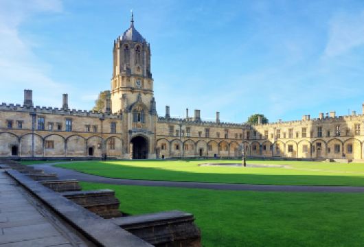 穿越时空的英伦奇遇：皇家古堡×千年学府沉浸私家尊享包车之旅【错峰游览避开伦敦市区人流，融合温莎皇室秘史与牛津学术传奇，打造沉浸式英伦文化体验】
