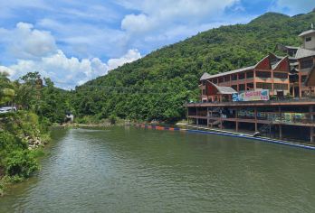五指山红峡谷漂流纯玩一日游，含三亚接送+漂流票，可选步步惊心【1日游接送舒心游：三亚湾海坡、三亚湾、大东海、田独卫生院、（人多海棠湾）有集合点接送上下车】