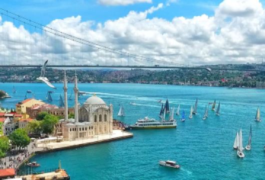 博斯普鲁斯海峡游船导览、皮埃尔·洛蒂山、金角湾巴士之旅。含所有门票，小团出行【在博斯普鲁斯海峡游轮之旅中，体验横跨亚欧两洲的激动人心之旅。 在水上欣赏如蓝色清真寺和圣索菲亚大教堂等地标性建筑的壮丽全景。 在皮埃尔·洛蒂山惊叹金角湾的壮丽景色，然后乘坐缆车下山。】