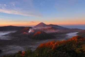 布罗莫火山旅拍一日游【泗水往返小巴+摄影师+吉普车+门票】【尽享快乐｜保证纯玩｜24小时微信在线｜地接经营资质｜无隐藏费⽤｜向导旅拍｜⽕⼭吉普⻋】