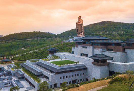 三孔景区+尼山圣境+孔子博物馆【优礼程国学纯讲解定制私家团】【特别安排：贴心赠送体验服务项目『VIP休息室使用』ღ『蓝牙耳机使用』ღ『恶劣天气防雨套装』】