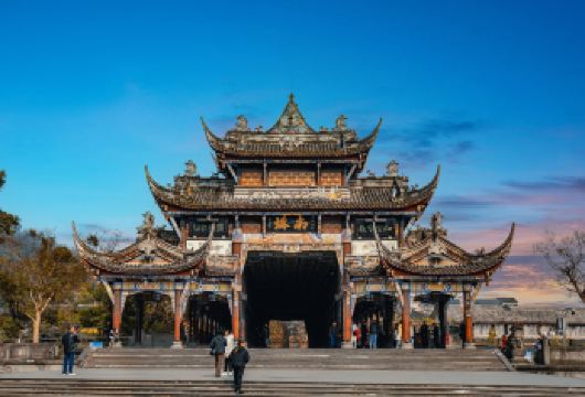 真纯玩熊猫基地+都江堰一日游·赠川剧变脸·全程精讲·包含门票【[贴心保障]优选导游全程陪同丨深度精讲都江堰景区· 错峰游览更轻松丨车技娴熟老司机全程保驾护航】