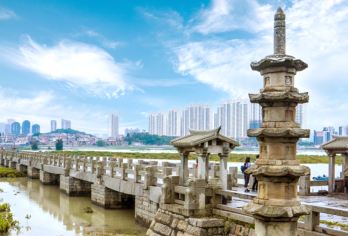 泉州惠安+洛阳桥+小岞美术馆+惠女风情园+崇武古城+西沙湾【[滋味舌尖]冰镇石花四果汤、姜母鸭、爆炒崇武鱼卷、五香卷..】