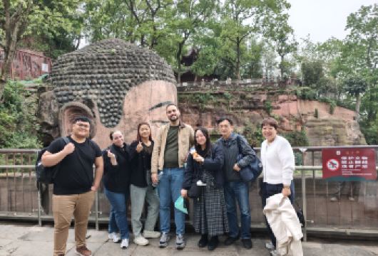 乐山大佛-黄龙溪古镇小团游【一天之内高效游览两处经典景点。 专业英语辅导，解读历史文化。 有机会结识其他旅行者，分享旅途的乐趣。】