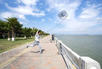 厦门环岛路厦金湾赶海一日游【亲子赶海抓蟹+海鲜餐+帆船出海】【[体验式旅游]旅游新体验，在厦门的今天你就是渔民，滩涂赶海抓蟹，抓海货】