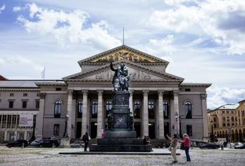 德国慕尼黑一日游【德意志博物馆+宝马世界+海洋生命水族馆】【宝马世界的双锥形玻璃钢材建筑与奥林匹克公园的帐篷式屋顶，展现慕尼黑现代建筑的创新与魅力。】