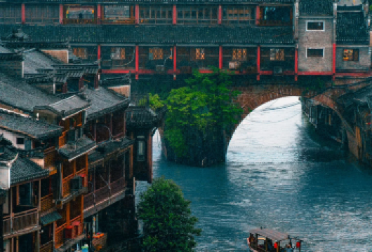 张家界至芙蓉和凤凰古镇私人一日活动【从张家界出发，一天之内高效游览两座标志性古镇：宁静的芙蓉古城和充满活力的凤凰古城。 无需自行规划行程，即可欣赏芙蓉瀑布村的迷人风光和凤凰江畔的标志性景色。 享受无缝衔接、全包式私人定制旅行，包括酒店接送、风景优美的交通、导游和门票全部安排妥当。】