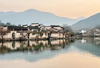 安徽黄山包车快速打卡9小时/宏村景区+西递一天游纯玩自由行【水墨徽州一日游，古村双绝画中留。】