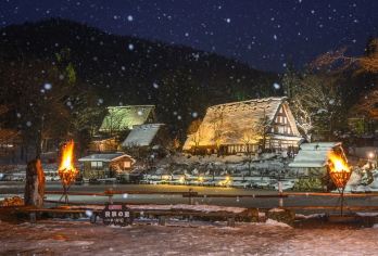 日本名古屋高山飛騨之里合掌村点灯+牧歌之里玩雪一日游【冬日暮色中，世界遗产合掌造幻化为童话雪屋，点灯仪式宛若梦境，一生必看的浪漫瞬间。】