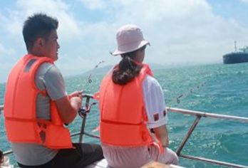 青岛出海钓鱼+小港钓鱼码头一日游【含鱼竿鱼饵/船长可教】【坐船出海+北方特色海钓，身处蔚蓝的大海中央，呼吸着略带海腥味的空气。】