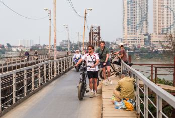 河内文化遗产及当地生活一日游【一座令人惊叹的新哥特式教堂，是法国殖民影响的见证。 探索朗湖村迷宫般的魅力 B-52 河内湖因其引人入胜的历史而得名，这段历史可以追溯到越南战争时期。】