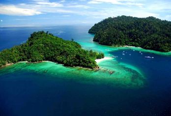 马穆迪 + 沙比岛 浮潜体验 - 丝绸港码头 | 沙巴 亚庇【岛上晶莹剔透的蓝色海水和广阔的绿植环绕，五彩斑斓的鱼儿在水中游动，令人叹为观止。风景如画的海岸线、碧绿的海水和岛屿美景，都非常适合拍照。您可以沐浴在阳光下，在洁白的沙滩上堆沙堡，或是浮潜，寻找美丽的珊瑚和鱼类。】