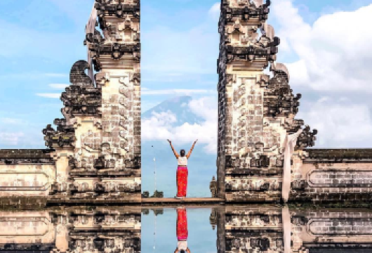 从东到南的巴厘岛Instagram之旅【参观令人叹为观止的伦普扬寺，欣赏其著名的“天堂之门”景观；游览皇家水宫蒂尔塔冈加；以及探寻隐藏的瑰宝图卡德塞蓬水宫。 这里融合了神圣的寺庙、宁静的水景花园、层叠的瀑布和郁郁葱葱的稻田，完美展现了自然与文化遗产的融合。 徒步穿越风景如画的德格拉朗梯田，体验著名的巴厘岛秋千，拍摄令人难忘的全景照片。】