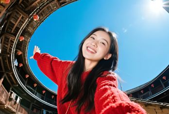 漳州云水谣古镇土楼一日游【特价可选6-8人团含接送门票讲解】【[亲子甄选·无忧接送]南靖云水谣+高北土楼群+土楼王全景打卡，专车接送含全票，纯玩无忧轻松游】