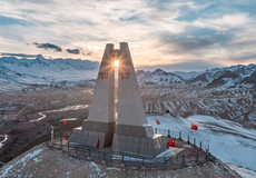 新疆喀什地区西极时光景区+斯姆哈纳村+天山昆仑山交汇+乌恰五彩山一日游【豪华大七、商务7座,6人拼团游包车游】