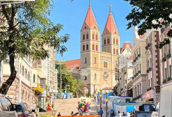 青岛里院大鲍岛文化街区+天主教堂+栈桥+八大关+小鱼山一日游【老城区一日游-探寻青岛百年历史足迹】