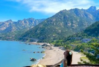 青岛崂山+赶海亲子一日游【网红青山渔村+环海路+送伴手礼】【亮点一：产品优势 青岛市区沿海附近上门接 无需换成直达崂山】