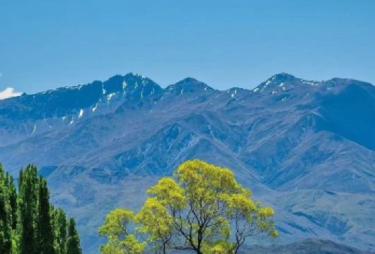 新西兰皇后镇米尔福德峡湾一日游【中文私家包车+12小时服务】【尊享一对一高端行程定制，豪华包车专属礼遇，专业旅行顾问24小时恭候垂询。】