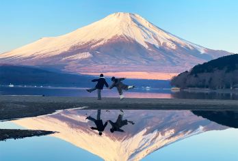 日本东京富士山六大网红景点一日游【6-9人精品团|接送可选】【[一天打卡6大热门景点]山中湖平野之滨&日川时计店&罗森便利店&忍野八海&大石公园&网红公园】