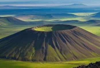 呼和浩特辉腾锡勒草原+乌兰哈达火山一日游【2-8人拼小团】【漫步鲜花草原，探寻火山秘境，驰骋自由天地，定格永恒瞬间。】